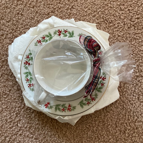 Gibson. Vintage holiday harmony design. Set of 4 teacups & saucers holly design. - Picture 2 of 9